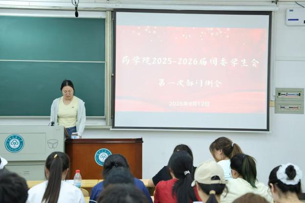 一群人在台上演讲AI 生成的内容可能不正确。