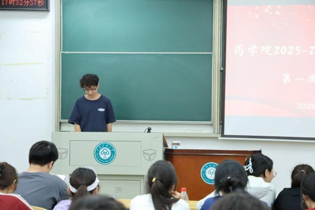 一群人正在听演讲AI 生成的内容可能不正确。