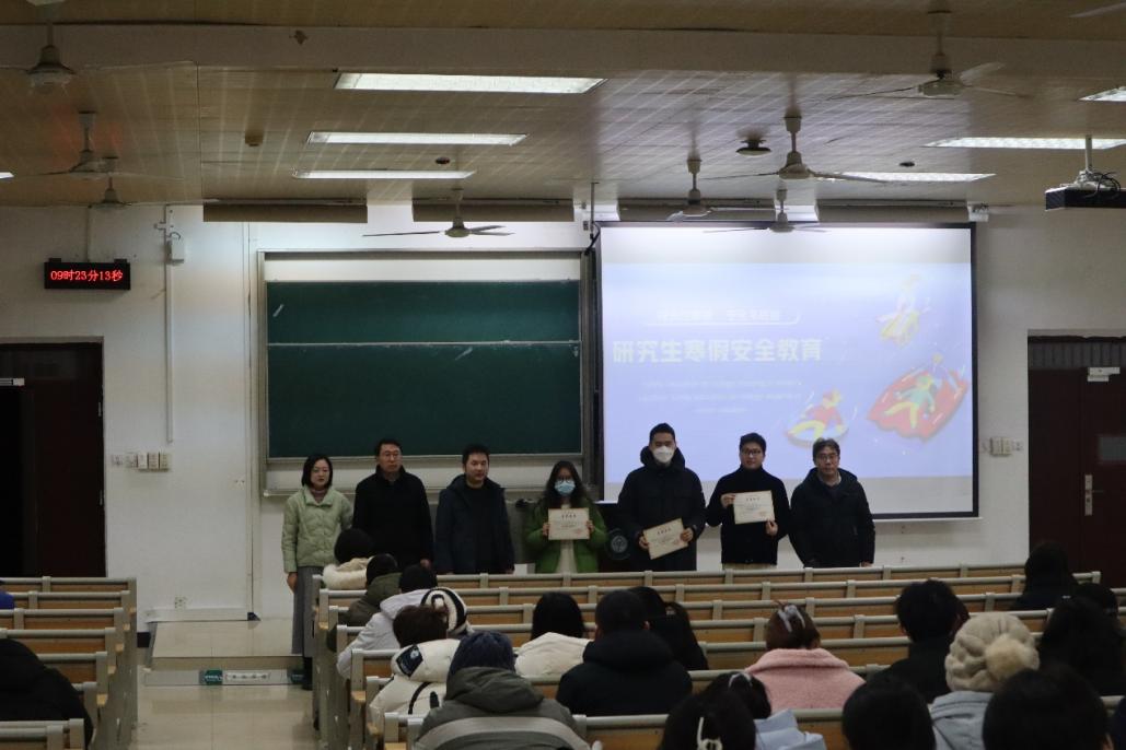 会议室里的人们描述已自动生成