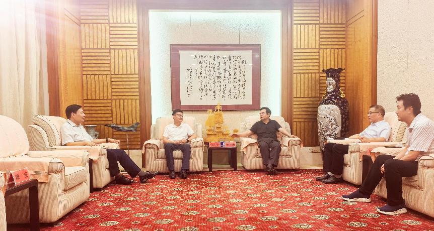 两位领导与校党委书记徐业勤座谈