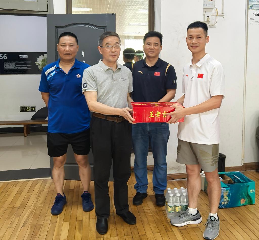 刘校长体育学院2)