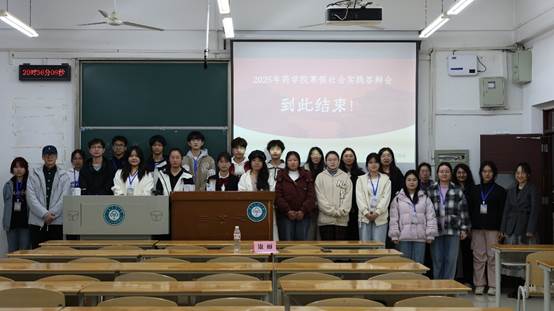 一群人站在桌子边AI 生成的内容可能不正确。