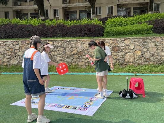 必赢官网学生在心理减压节上玩游戏   祁惠芸摄