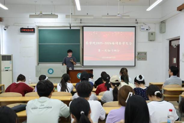 会议室里的人们AI 生成的内容可能不正确。