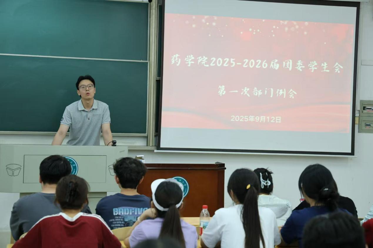 一群人在台上演讲AI 生成的内容可能不正确。