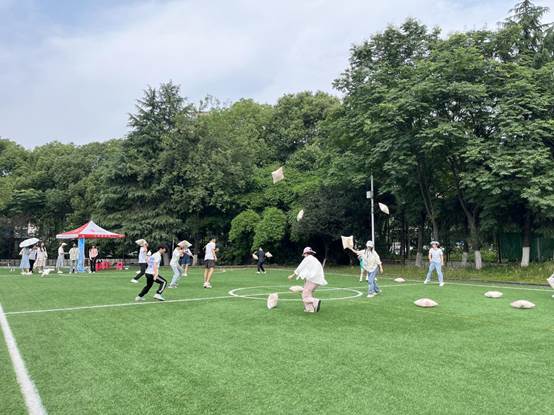 必赢官网学生在心理减压节上玩游戏 郑红 摄